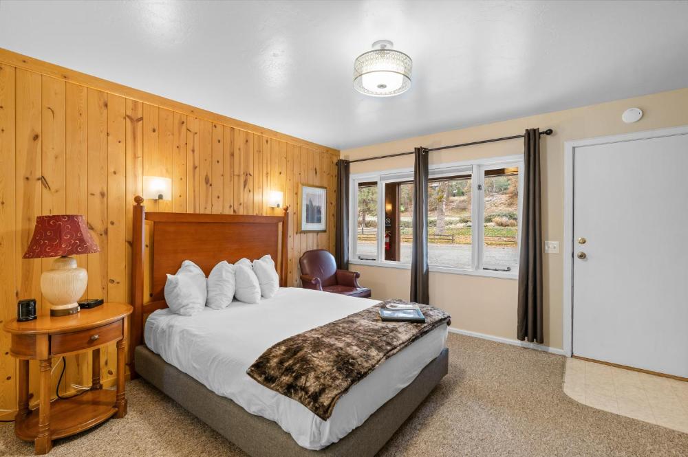 Standard Queen Room interior